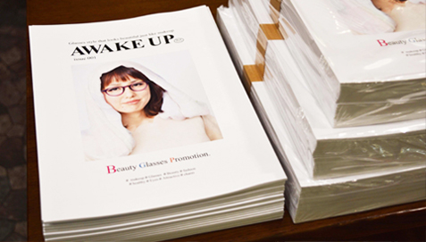 女性のメガネスタイルmagazine「AWAKE UP」